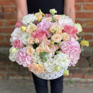 Hat box with flowers 'Firefly'