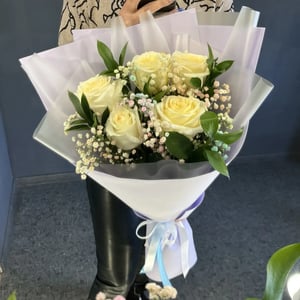 Blumenstrauß 'Zarter Strauß mit einer pfingstrosenförmigen Rose'