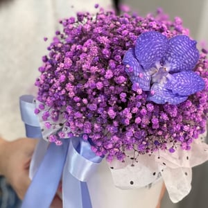 Hat box with flowers 'Bella'