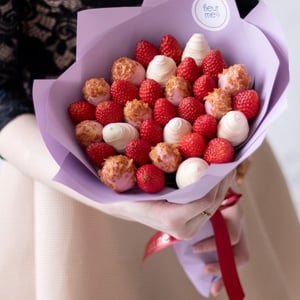 Bouquet of strawberries in chocolate "Poitiers" S