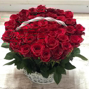 Cesta de flores 'Bouquet of red roses in basket Mira'