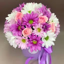 Composición de crisantemos y rosa arbusto