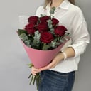 Blumenstrauß aus 7 roten Rosen mit Eukalyptus