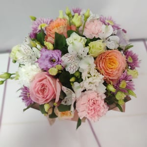 Hat box with flowers 'Flower arrangement "Gift"'