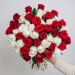 Ramo de 51 rosas rojas y blancas, de 50 cm de largo.