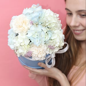 Hat box with flowers 'Cream'