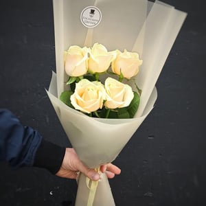 Mono bouquet of 5 peach roses 50 cm