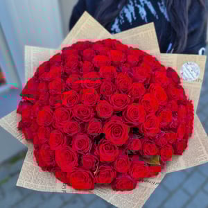 Bouquet '101 roses in craft paper'