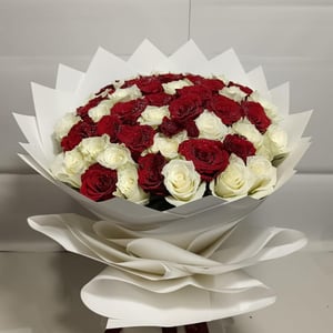 Mazzo '51 Bouquet di rose rosse e bianche'