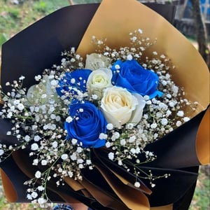 Ramo 'Blue and white roses'