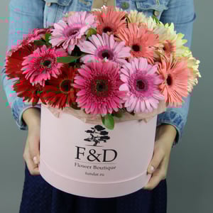 Hat box with gerberas