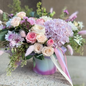 Hat box with flowers 'Lilac dreams'