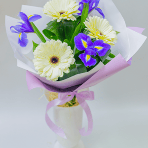 Blumenstrauß aus Gerbera und Schwertlilien