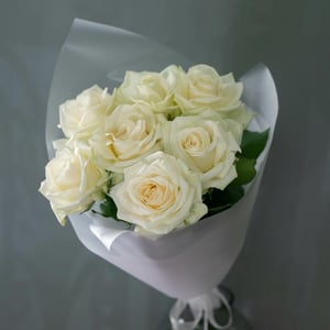 Bouquet of 7 white roses