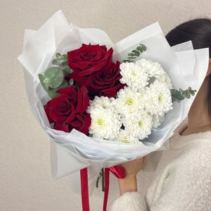 Blumenstrauß 'Rosen mit Spray-Chrysanthemen'