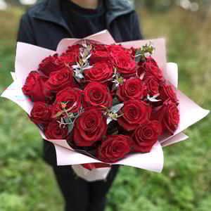 Bouquet '25 red roses with eucalyptus'