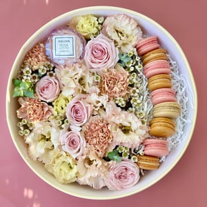 Flower box: aroma candle and macaroons “Peach & Caramel”