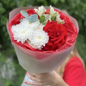 Rose bouquet with spray chrysanthemums