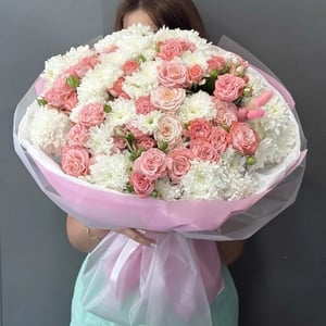Blumenstrauß aus Chrysanthemen und Rose mit pfingstrosenförmigen Blüten