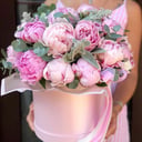 Blumenbox '19 rosa Pfingstrosen mit Grün in einer Schachtel'