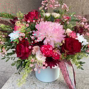 Hat box with flowers 'Congratulations'