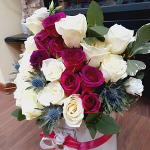 Hat box with flowers 'Versailles'