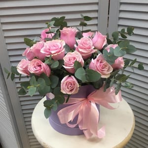 Hat box with flowers 'Roses in a box "I miss you!"'