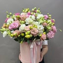 Hat box with flowers 'Composition "Voletta"'