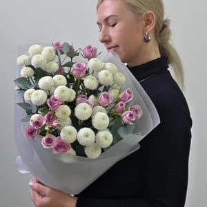 Bouquet of chrysanthemums and spray roses
