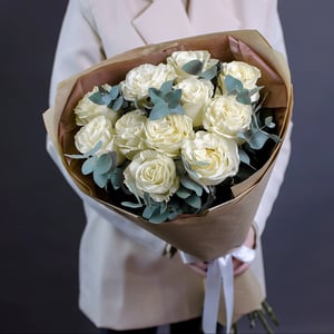Bouquet de 11 roses blanches et d'eucalyptus