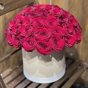 Hat box with flowers 'Brazilian'