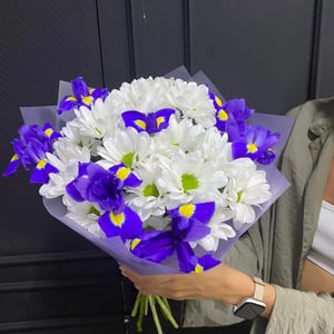 Ramo delicado con lirios y crisantemos