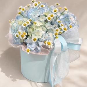 Blumenarrangement mit Hortensie und Gänseblümchen