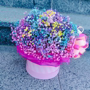 Hat box with flowers 'Box with rainbow gypsophila'