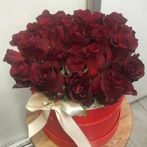 Hat box with flowers 'Be my universe'