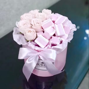 Roses and marshmallows in a hat box