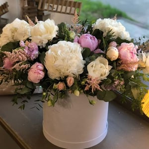 Hat box with flowers 'Sound of the sea'