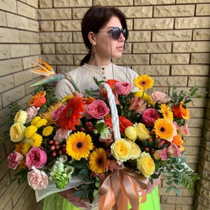 Flower basket 'Bright composition in a basket'