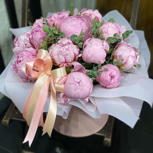 15 pink peonies in a hat box