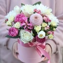 Hat box with flowers 'Box in pink shades'