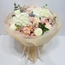 Ramo de rosas y hortensias de jardí