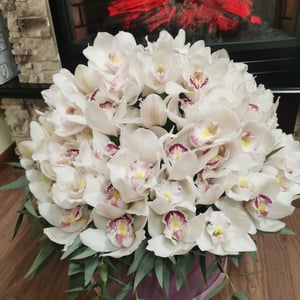 Hat box with flowers 'French Kiss'