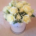 Hat box with flowers 'Endless charm'