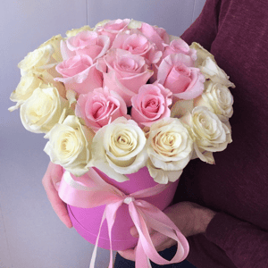 Bouquet of roses in a hat box with ribbon