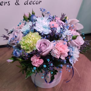 Hat box with flowers 'Flower arrangement "Wave"'