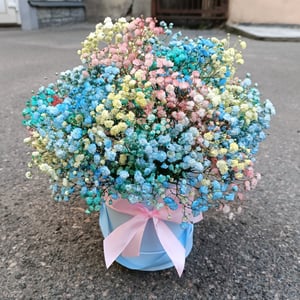 Hat box with flowers 'Rainbow gypsophila hatbox'
