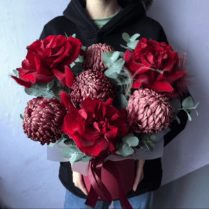 Blumenbox 'Scharlachrote Rosen und Chrysanthemen Бигуди'