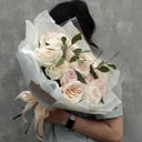 Blumenstrauß 'Peony varietal roses with eucalyptus S'