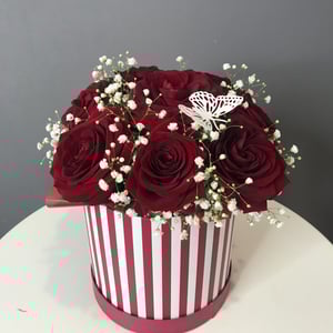 Hat box with flowers 'Red and white'