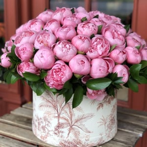Hat box with flowers 'Peony Paradise'